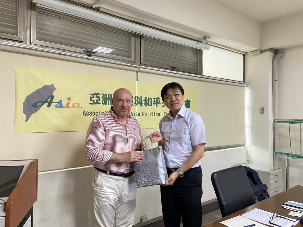 捷克國防大學副校長庫特伊（左）和亞洲政經與和平交流協會沈有忠（左）。 圖：亞洲政經與和平交流協會提供