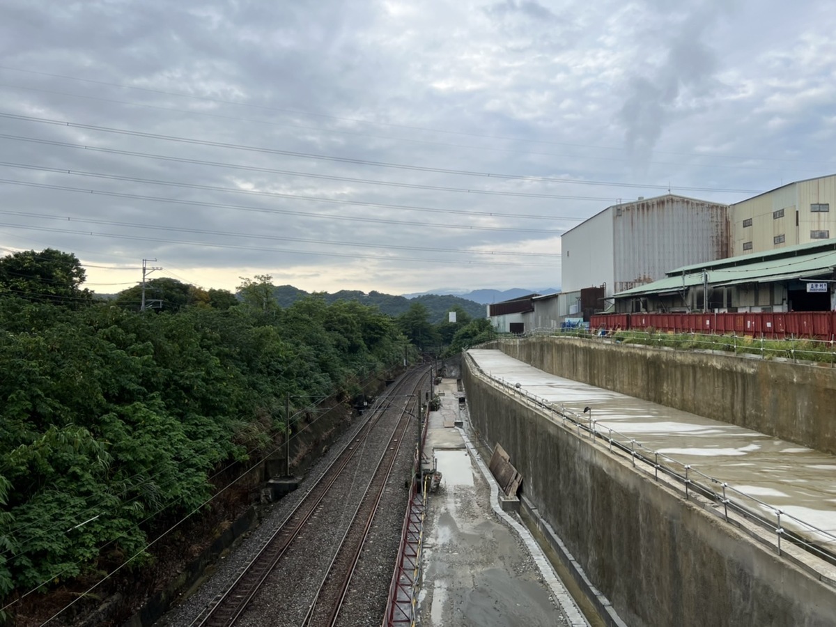 台鐵鶯歌－桃園路段暴雨致路基流失，復原工作於今日上午5時16分完成，恢復雙線正常營運。 圖：台鐵局／提供