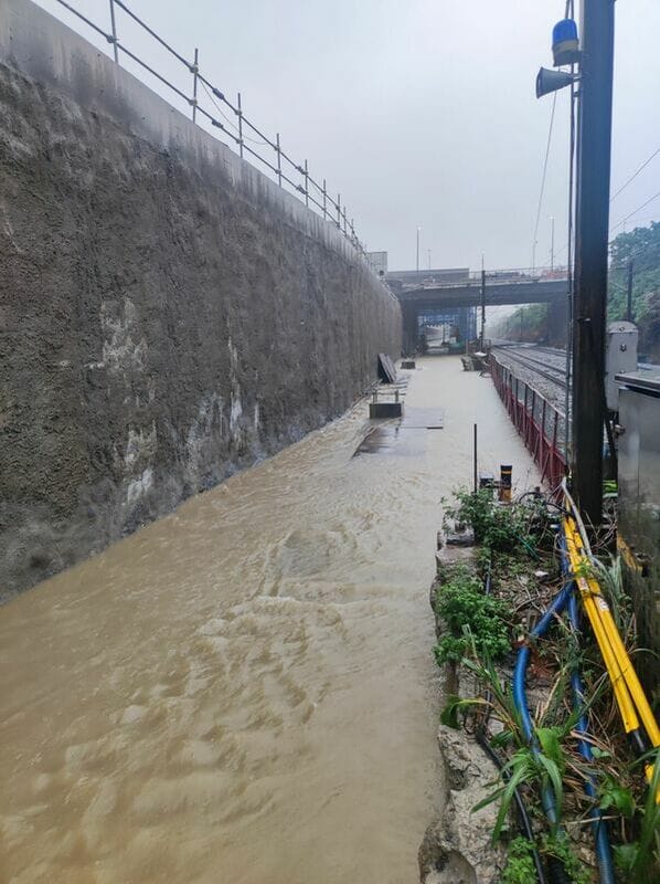 昨日北部出現瞬間超大豪雨致災，台鐵鶯歌－桃園間東正線路基流失40公尺。 圖：台鐵局／提供