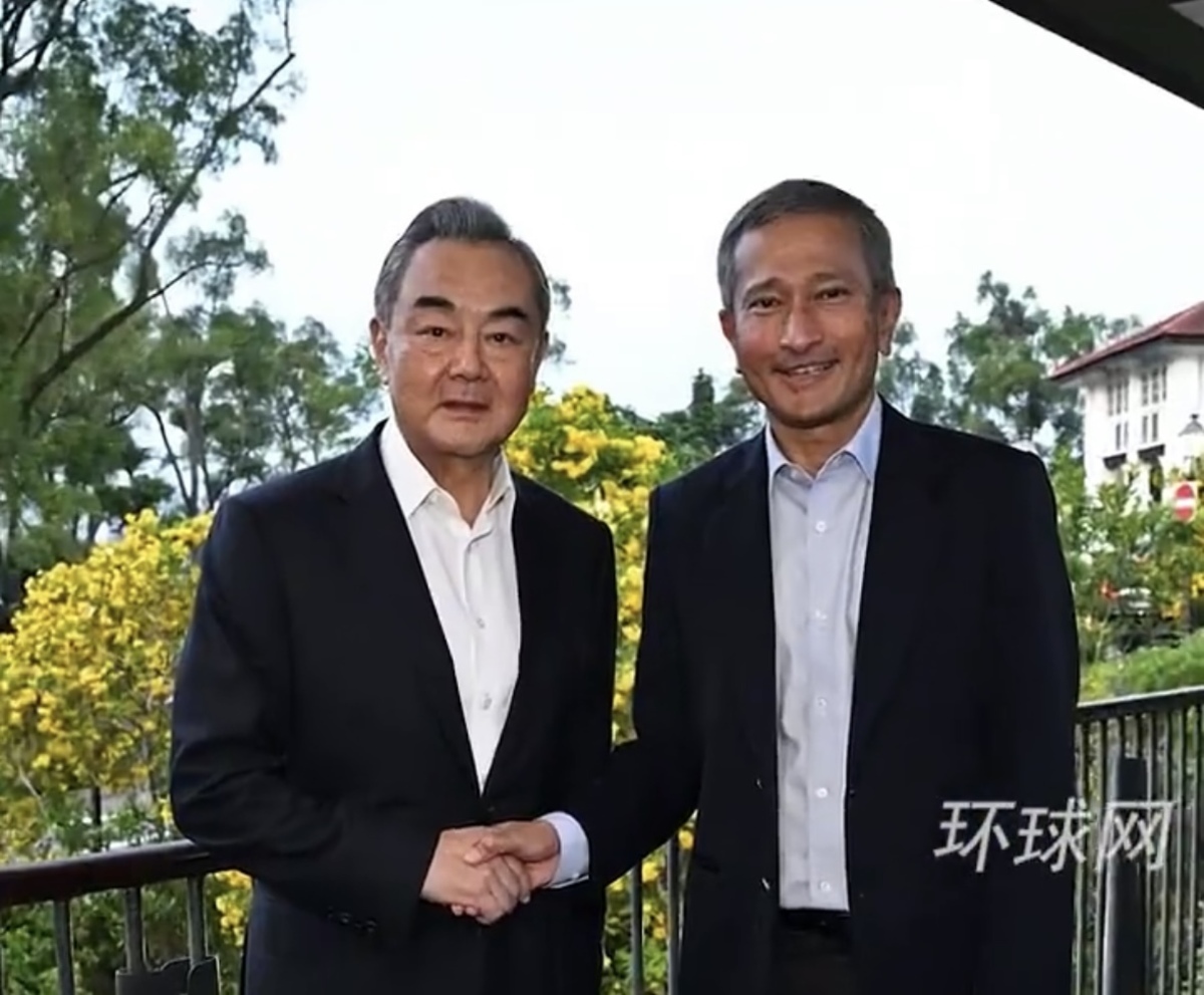中國外交部部長王毅和新加坡外交部部長維文在新加坡會面。 圖：翻攝自環球網
