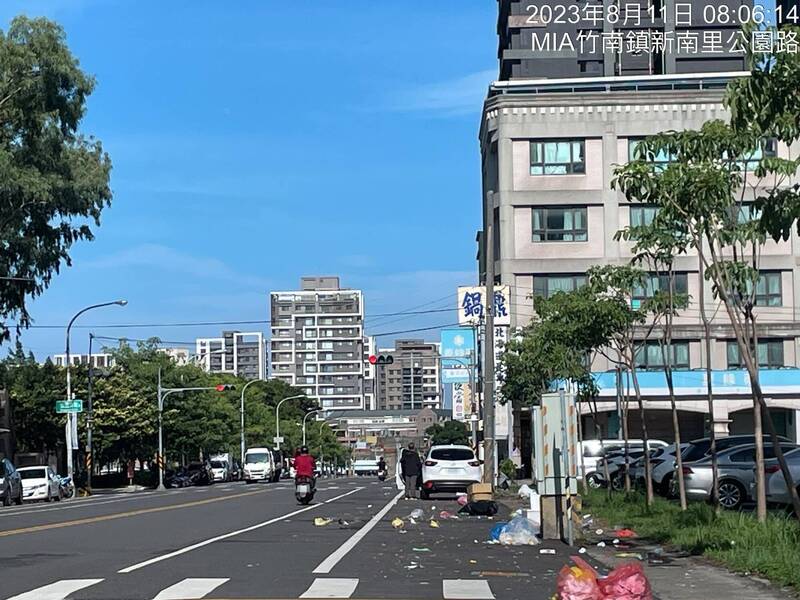 郭台銘造勢晚會結束後周邊留下滿地垃圾不管，引發居民痛批「這樣還想選總統」。 圖：翻攝竹南大小事臉書