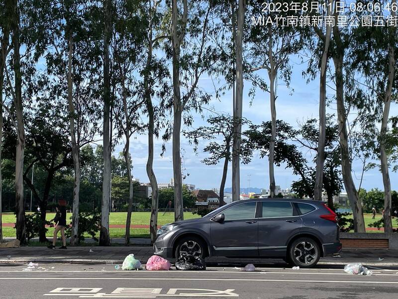 郭台銘造勢晚會結束後周邊留下滿地垃圾不管，引發居民痛批「這樣還想選總統」。 圖：翻攝竹南大小事臉書