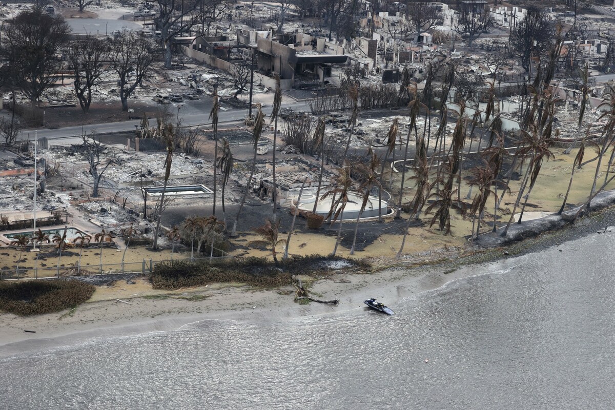 因夏威夷毛伊島的野火迅速蔓延，造成至少80人罹難，且恐怕持續上升。圖為野火過後的毛伊島。 圖：達志影像/路透社