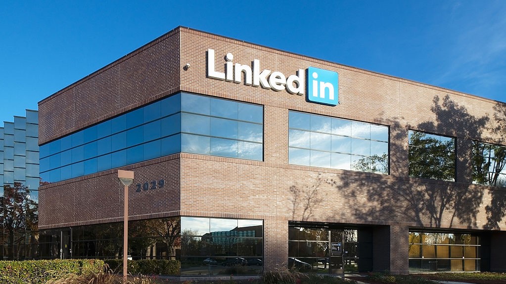 微軟旗下全球最大的求職社群平台「LinkedIn」，在9日宣布正式終止中國業務，不但將裁撤716個職位，還將進一步關閉在中國的剩餘業務。 翻攝自 維基百科
