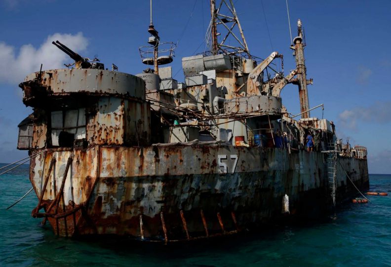 菲律賓 24 年前藉故將破舊登陸艦「馬德雷山號」「擱淺」於仁愛暗沙，而後派遣軍人駐守，此後並定期派員運送補給，成為雙方在南沙群島主權爭議的前哨站。 圖：擷取自推特@majdesuu