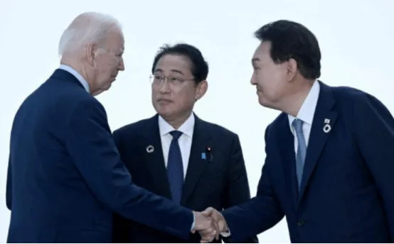 鎮圖為美國總統拜登(左)、日本首相岸田文雄（中）與韓國總統尹錫悅。 圖：翻攝自騰訊網