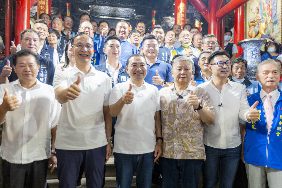 侯友宜今日前往台中大甲鎮瀾宮參拜，鎮瀾宮董事長顏清標全程陪同。 圖：侯友宜競辦/提供