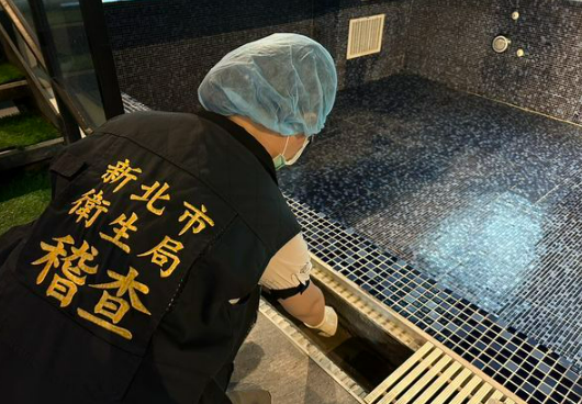 新北市一名30多歲女性感染「食腦變形蟲」死亡，疑似與她2度到室內親水設施有關。新北衛生局表示，已連續2採該場所的水質和環境。 圖：新北衛生局/提供