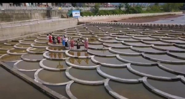 魚鱗壩建築在一條河川上，是當地知名打卡網紅景點。 圖：翻攝微博