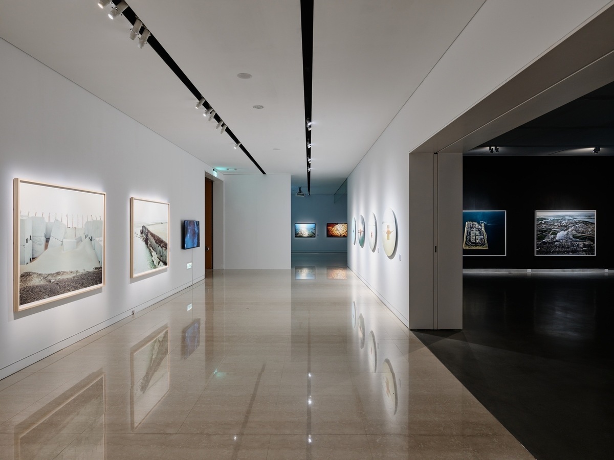 高美館特展《人類世》展場一隅 圖：Studio Millspace提供
