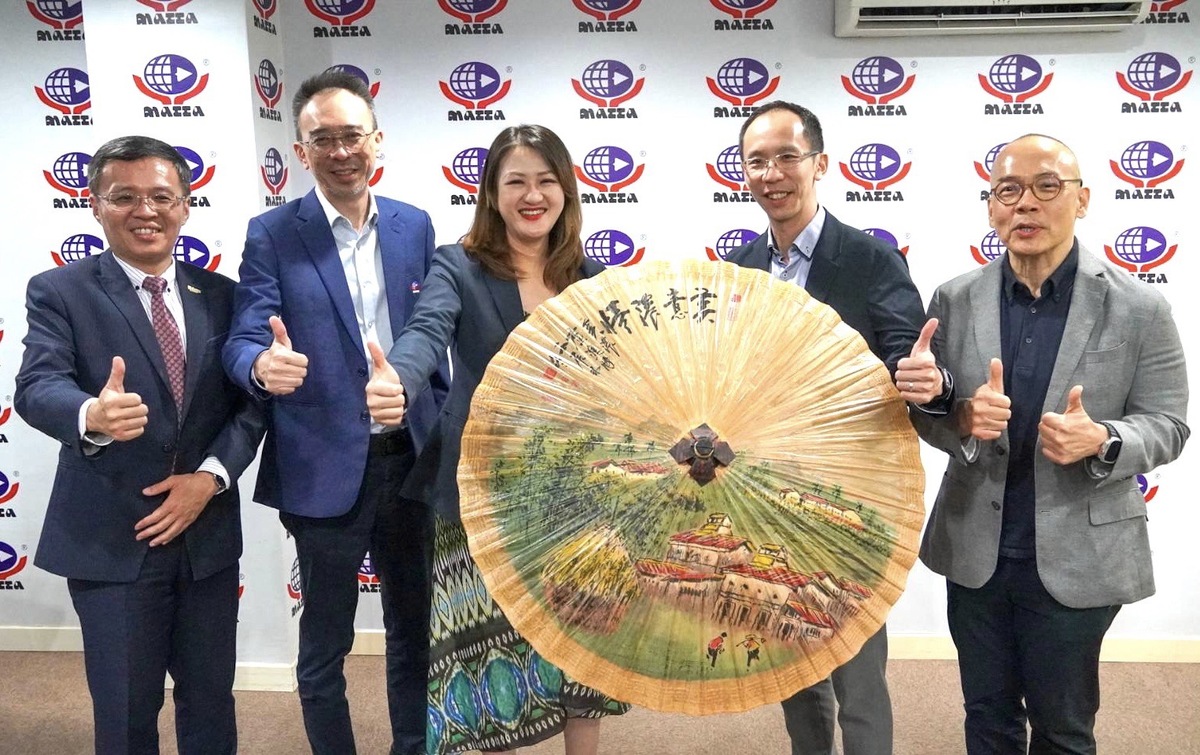 高閔琳(左三)與MATTA主席王振添(右二)．.監事會主席許光標(右一)、 圖：高雄市觀光局提供