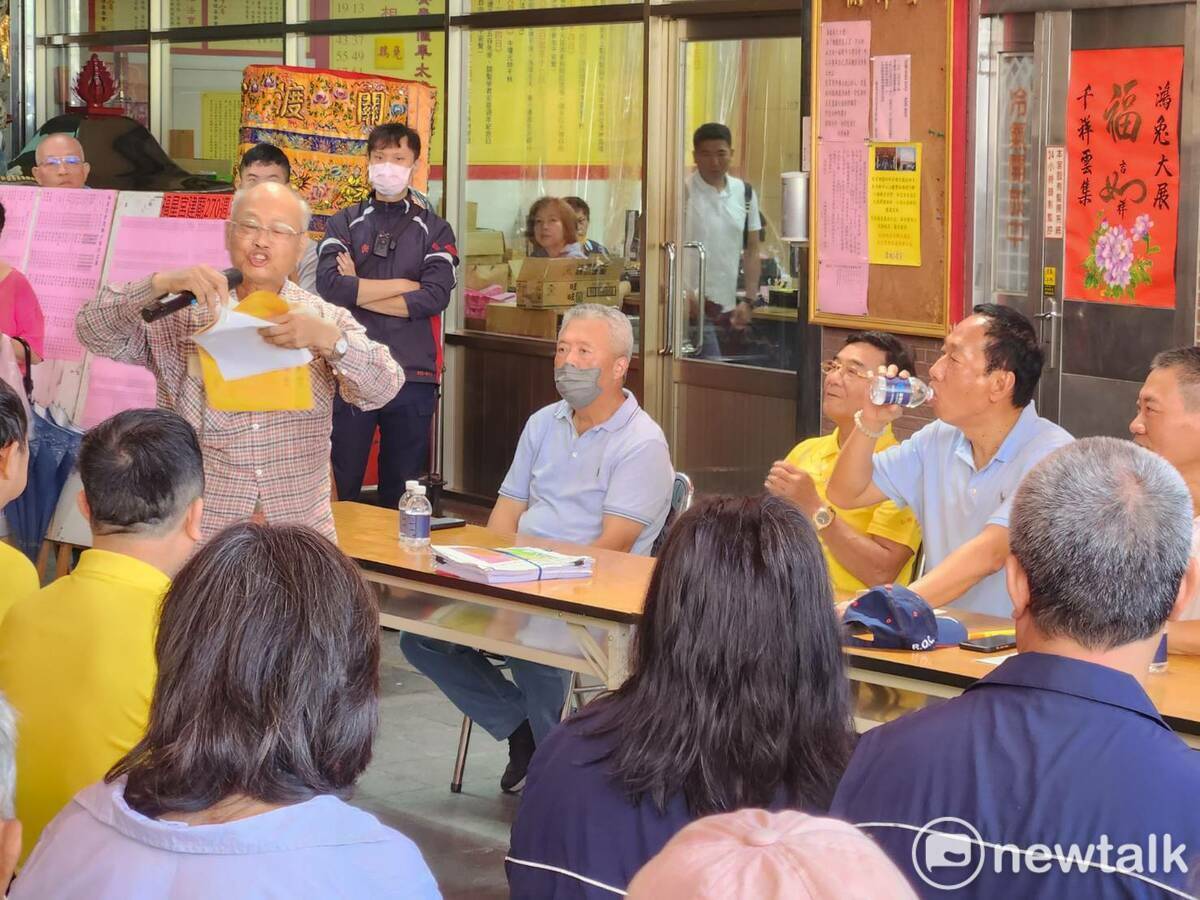台下里民砲轟台北前市長柯文哲，郭台銘也數度強調，這是里民說的，不是出自他口中。 圖：黃建豪/攝