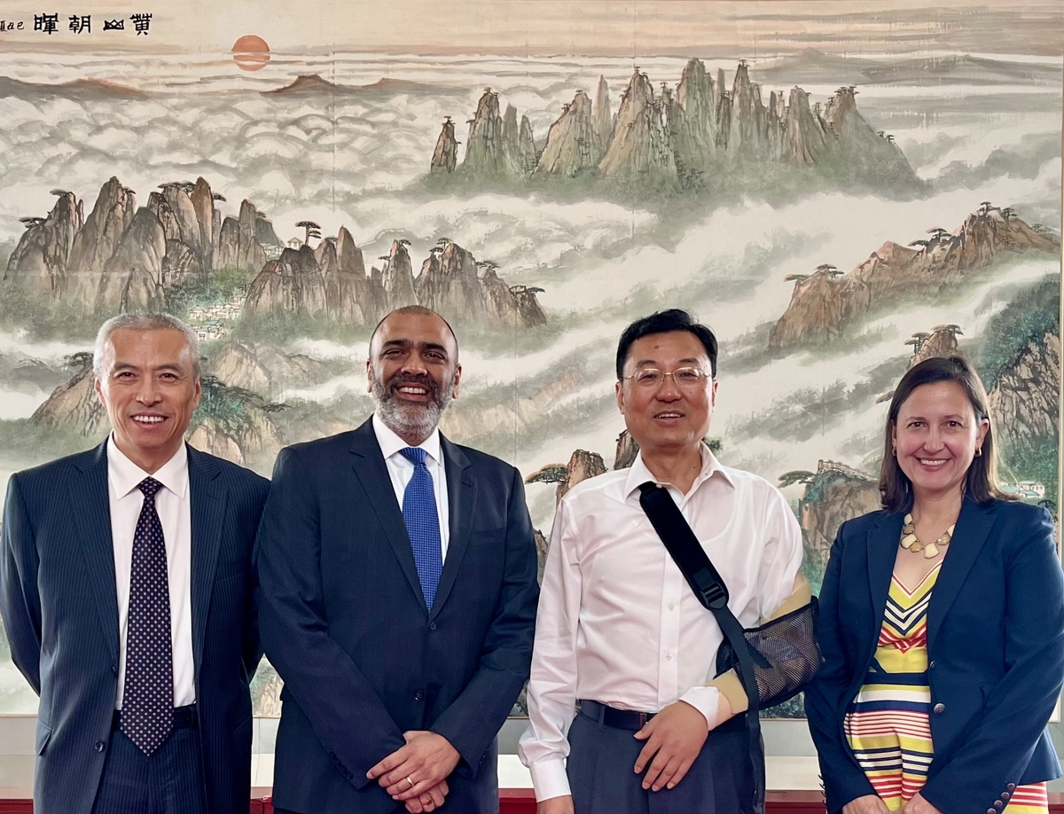 先前曾笑著回覆秦剛行蹤一事的中國駐美大使謝鋒（右2）於秦剛遭免職當天摔倒取消行程，昨（11）日帶傷首度露面。 圖：翻攝自推特@AmbXieFeng