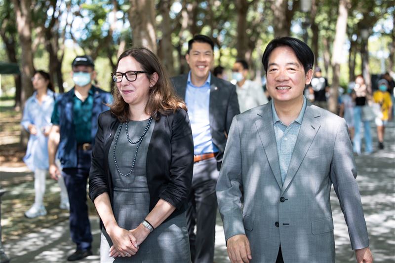 賴清德 6 月時陪同羅森柏格參訪台南。 圖：翻攝自總統府