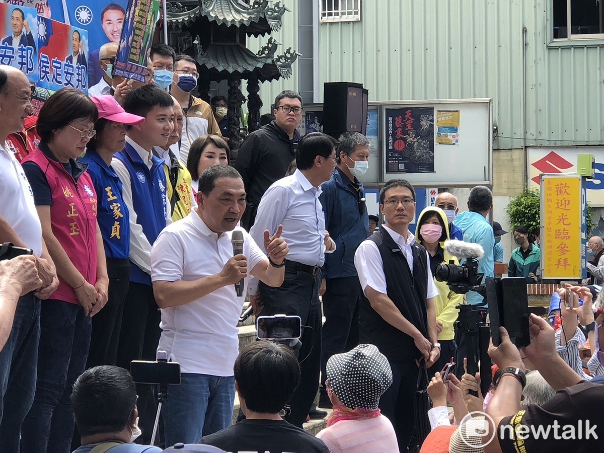 國民黨總統候選人侯友宜直搗對手賴清德的本命區台南，展開密集造勢行程，不僅到台南多家廟宇參拜，在廟口開講，向民眾說明競選理念。 圖：黃博郎／攝