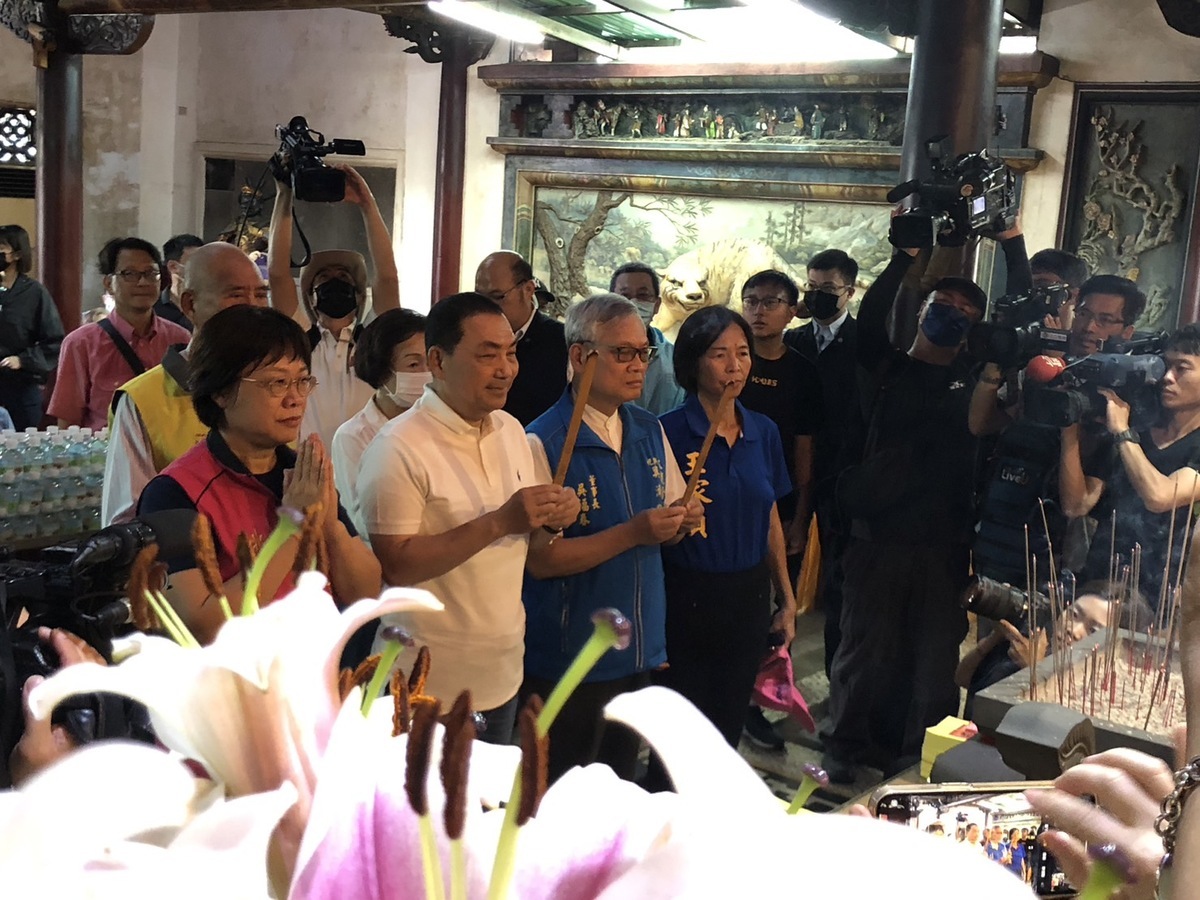國民黨總統候選人侯友宜直搗對手賴清德的本命區台南，展開密集造勢行程，到台南多家廟宇參拜，為民眾祈福。 圖：黃博郎／攝