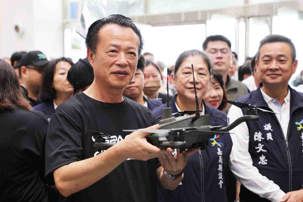嘉義縣政府今舉辦「2023無人機日-亞洲無人機AI創新應用博覽會」，縣長翁章梁展示無人機。 圖：嘉義縣政府/提供(資料照)