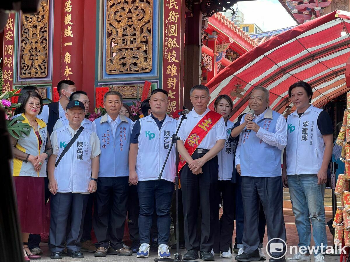 柯文哲到大天后宮參拜，由主委曾吉連帶領參拜，柯文哲也成為典禮餐會的座上賓。 圖：黃博郎／攝