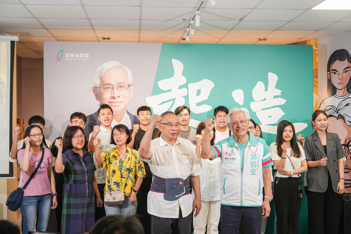 郭倍宏(前右)與後援總會高呼勝選口號。 圖：郭倍宏競總提供