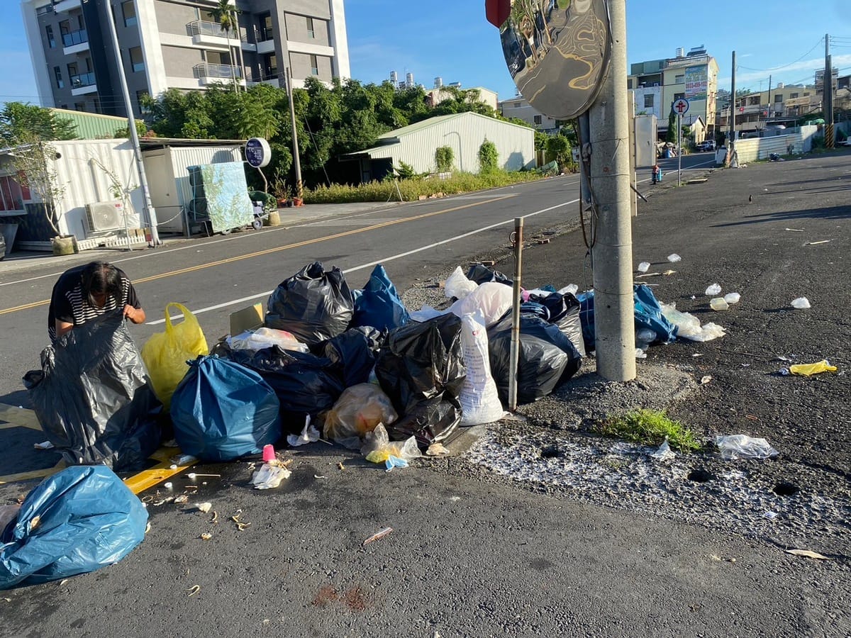 挺韓嘉義山區立委候選人林國慶，昨(11)晚在梅山辦造勢，現場留下滿地垃圾。 圖：讀者提供