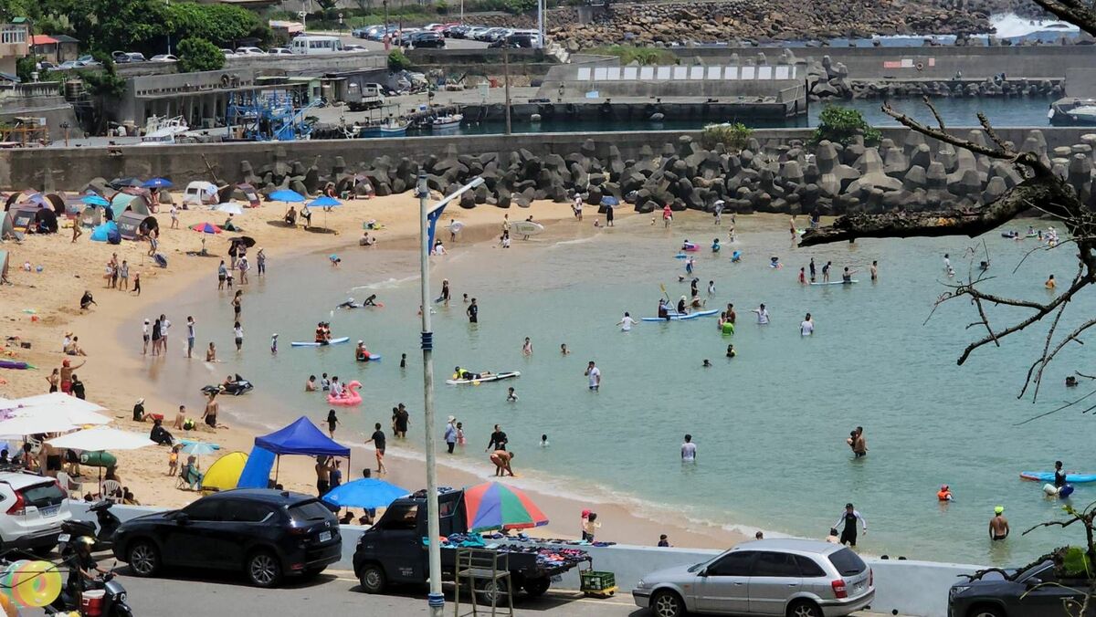 大武崙沙灘12日發生3死意外，周邊水域緊急關閉1周。 圖：基隆市政府提供