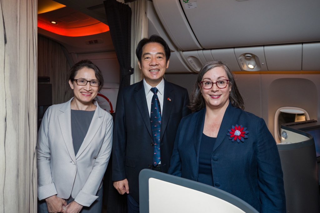 賴清德在台灣時間13日上午抵達美國紐約，駐美代表蕭美琴、美國在台協會（AIT）執行理事藍鶯到機場接機。 圖/翻攝自賴清德 X