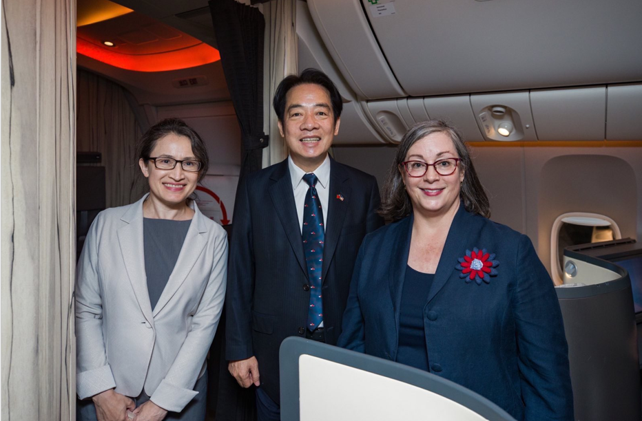 賴清德過境美國，由AIT執行理事藍鶯、我國駐美代表蕭美琴接機。 圖：翻攝自Laura Rosenberger推特