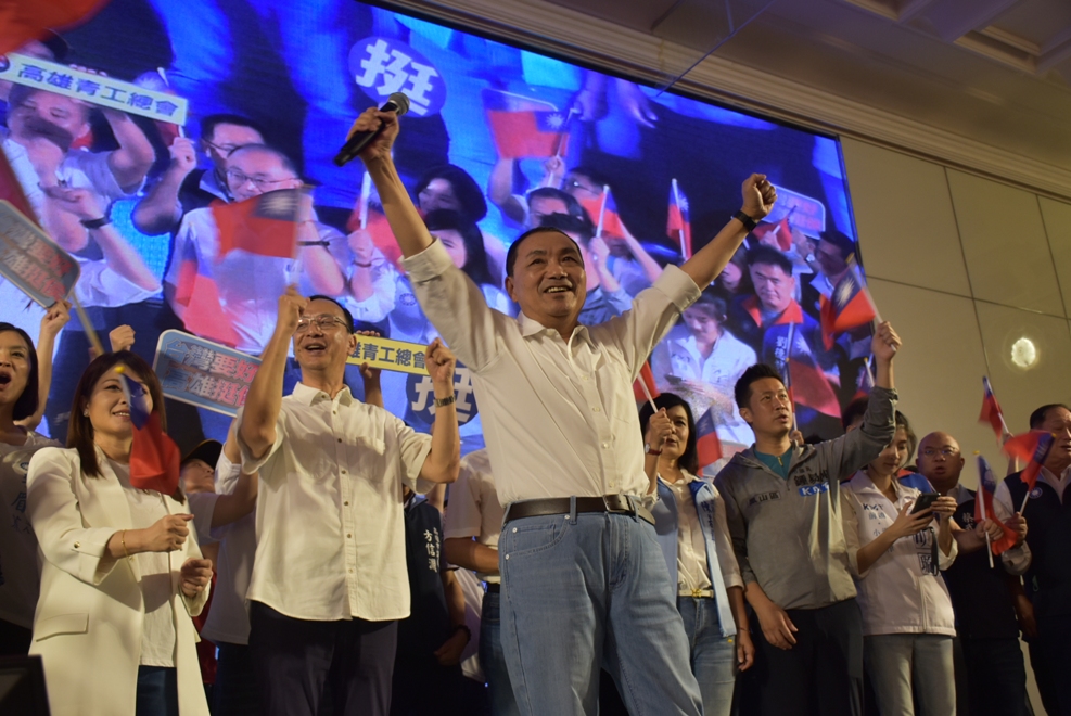 侯友宜在團結相挺大會高舉雙手。 圖:孫家銘攝