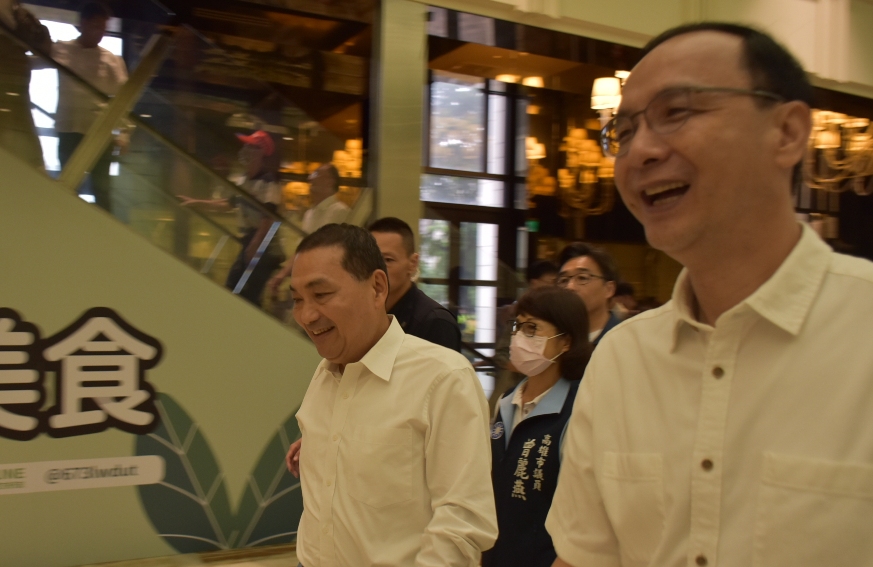 侯友宜(左)由朱立倫陪同進場。 圖:孫家銘攝