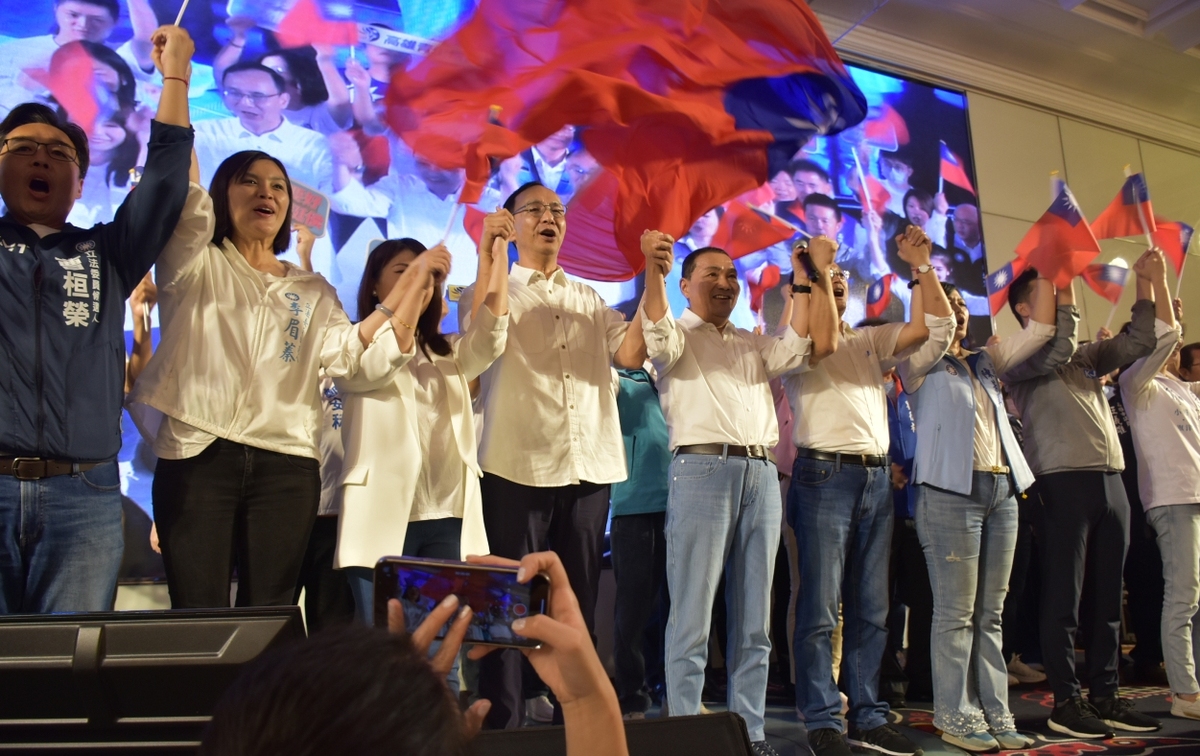 侯友宜(中)帶領黨籍高雄立委參選人高呼當選。  圖:孫家銘攝