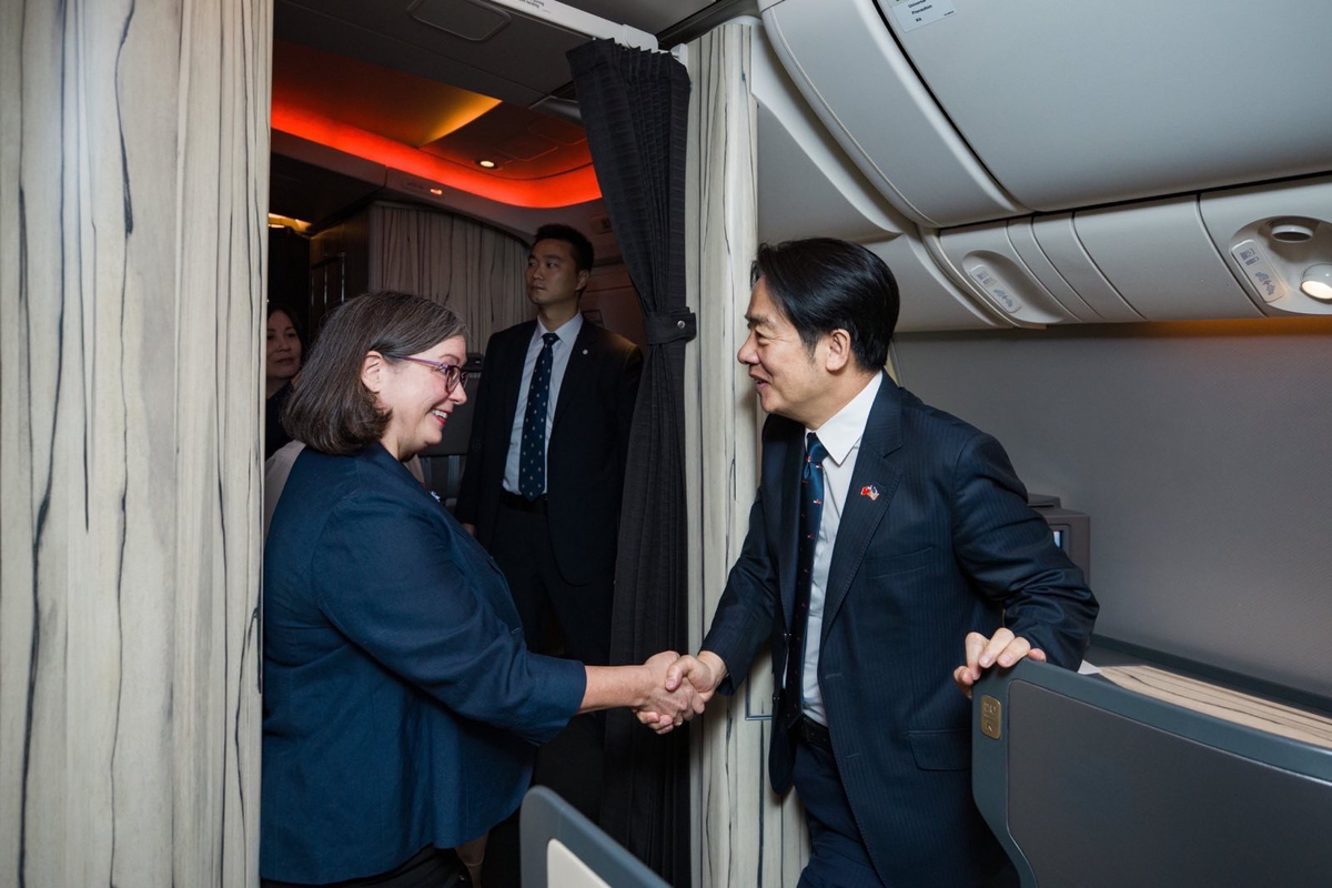 賴清德飛抵美國過境紐約，在台協會（AIT）執行理事藍鶯（Ingrid Larson）登機接機歡迎。 圖：翻攝Laura Rosenberger推文