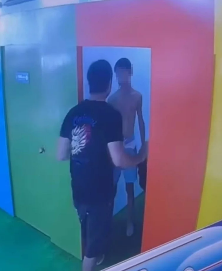 黑衣男在更衣間外不耐等候，當男孩要走出更衣間時，被黑衣男推進更衣室。 圖：翻攝自宜蘭知識+