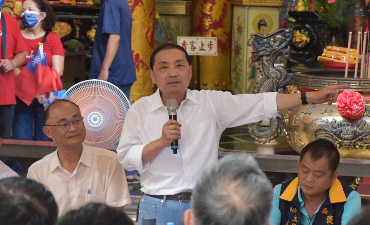 侯友宜(中)展現親和力。 圖：孫家銘攝