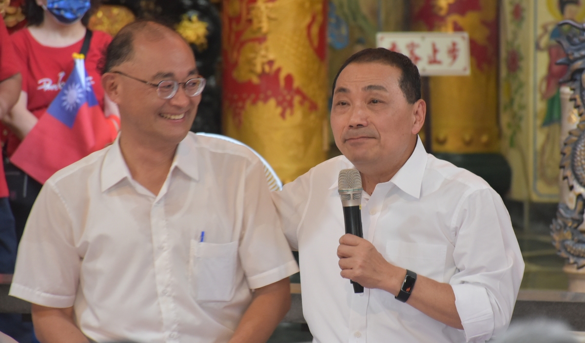 侯友宜(右)推薦參選立委的黃柏霖， 圖：孫家銘攝