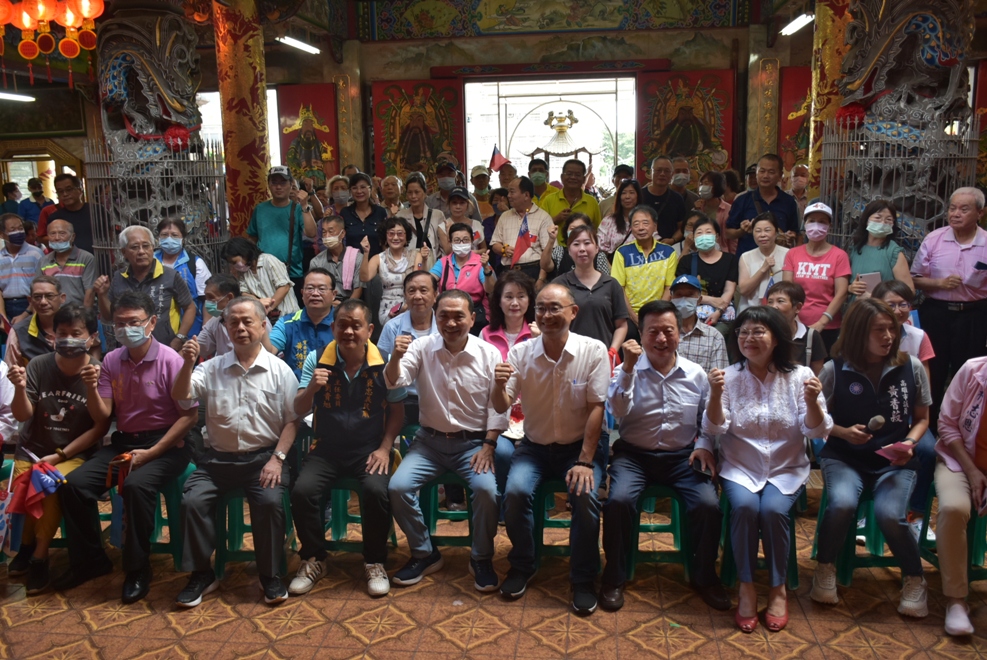 侯友宜(前排中)與民眾合影。 圖：孫家銘攝