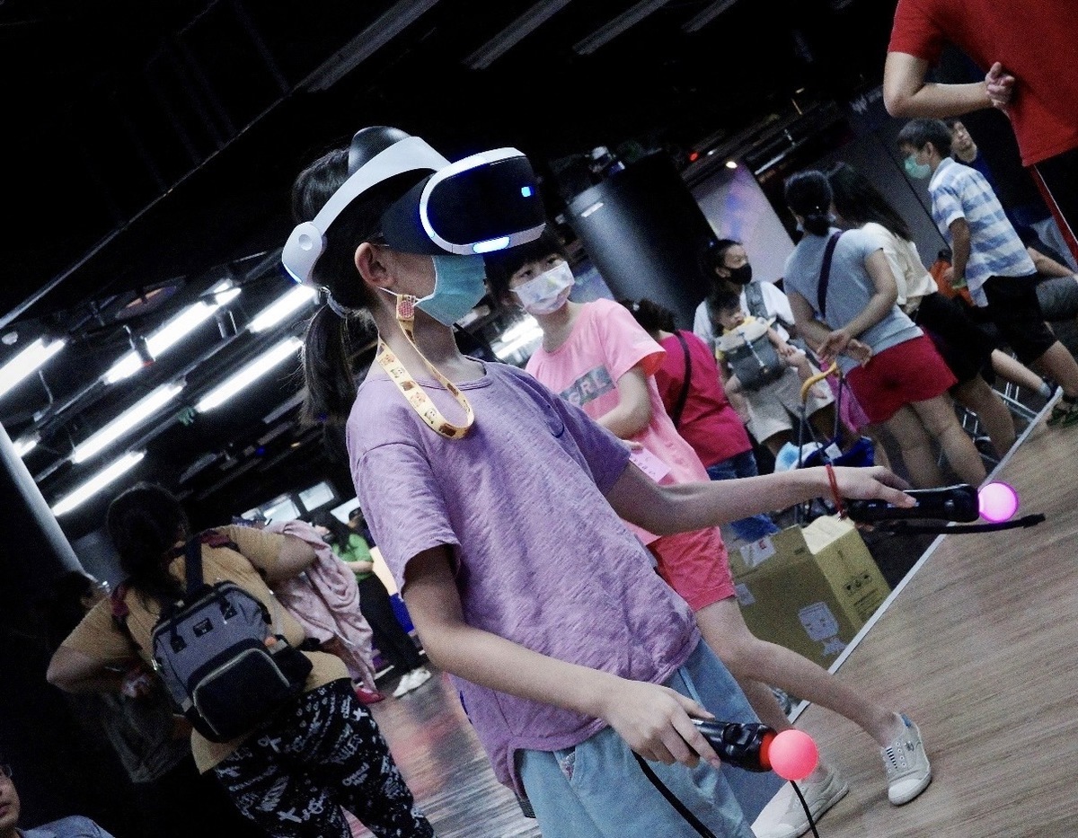 「新北Just Dance親子同樂會」讓 小朋友現場體驗虛擬科技。 圖：新北市經發局/提供