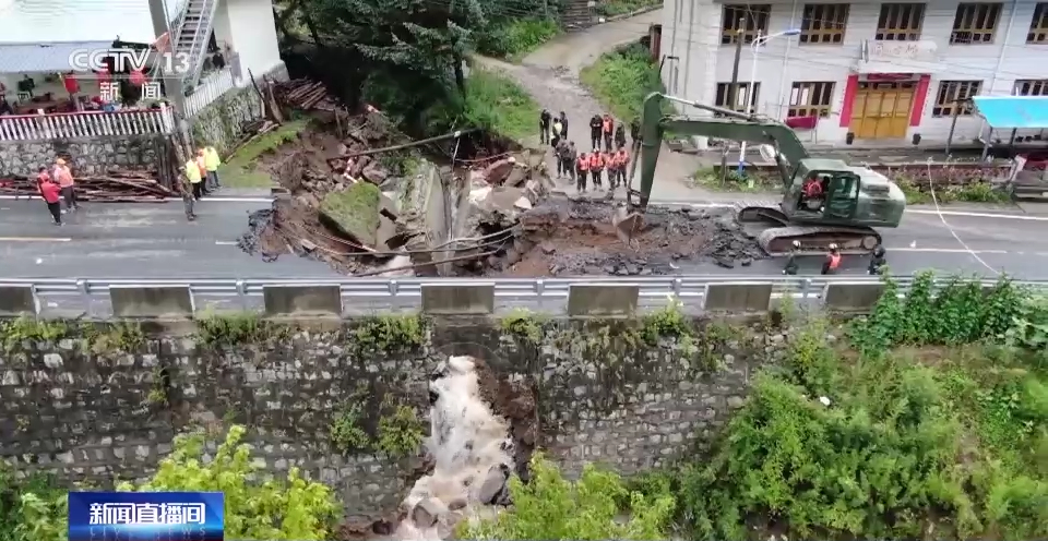 中國陝西省西安市喂子坪村11日下午因暴雨發生土石流。 圖：翻攝自微博