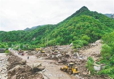 中國陝西省西安市喂子坪村11日下午因暴雨發生土石流。 圖：翻攝自微博