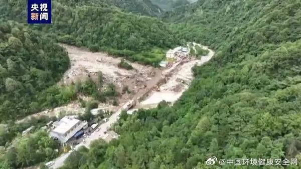 中國陝西省西安市喂子坪村11日下午因暴雨發生土石流。 圖：翻攝自微博