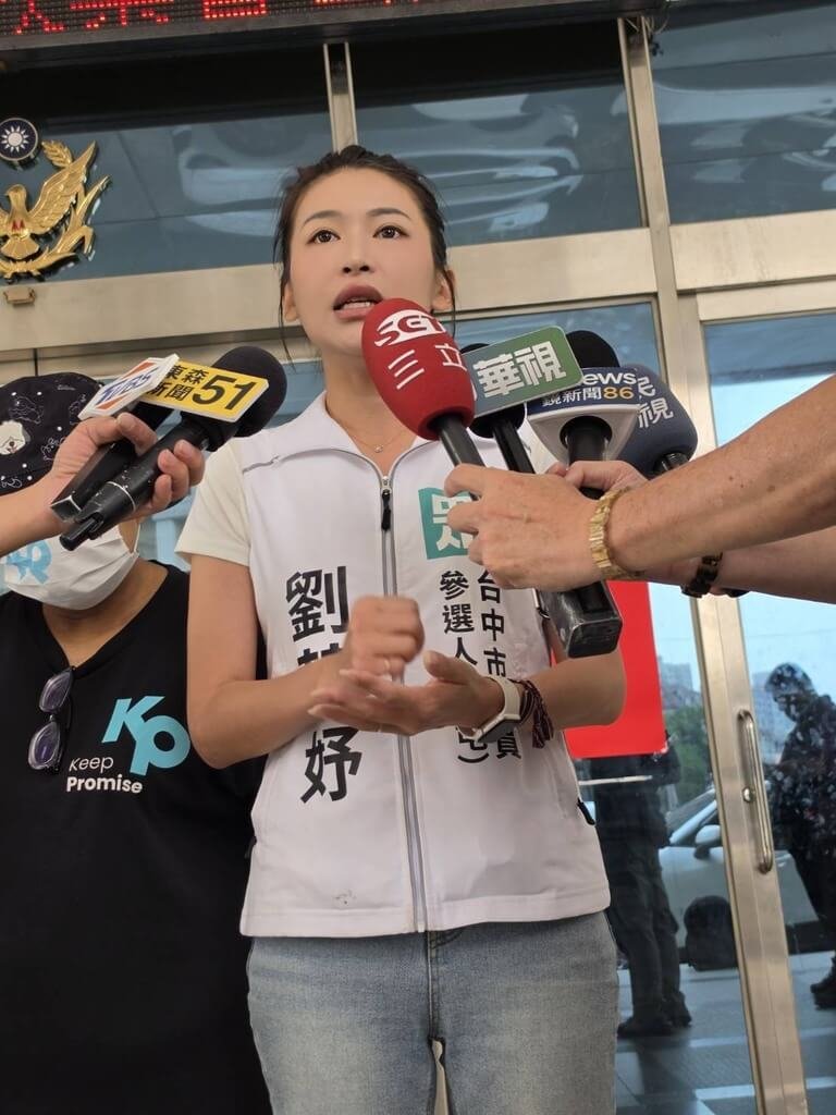 民眾黨創黨主席柯文哲17日晚間陪同民眾黨台中市議員參選人劉芩妤前往逢甲夜市掃街時，疑似遭不明人士噴辣椒水，劉芩妤18日前往警六分局報案後說明經過。（劉芩妤提供）中央社記者郝雪卿傳真 115年4月18日