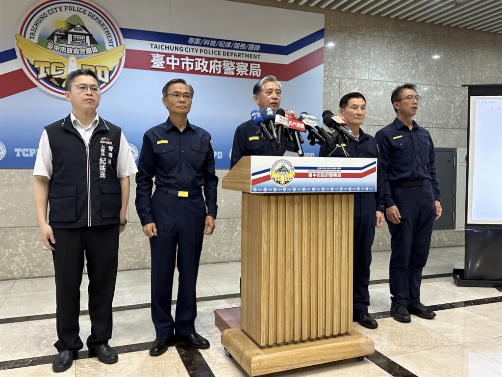 台中市政府警察局20日下午舉行記者會，警察局長吳敬田（中）說明前台灣民眾黨主席柯文哲在逢甲夜市遭潑噴辣椒水調查結果，吳敬田也為督導不周自請處分。中央社記者趙麗妍攝　115年4月20日