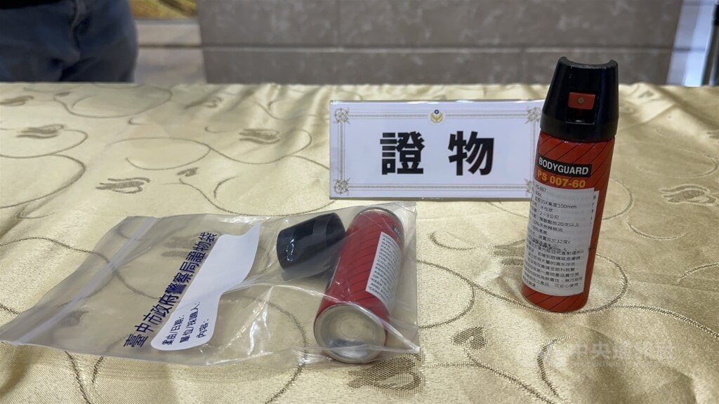前台灣民眾黨主席柯文哲遭噴灑辣椒水案，台中市政府警察局20日說明調查情形，為第六分局長周俊銘朝地面噴灑辣椒水釀禍。中央社記者趙麗妍攝　115年4月20日