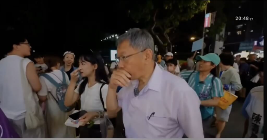 台灣民眾黨創黨主席柯文哲17日晚陪同黨籍台中市議員參選人劉芩妤前往逢甲夜市掃街時，疑遭不明人士接近後噴灑辣椒水，只見柯文哲面露不適掩口咳嗽。（劉芩妤提供）中央社記者郝雪卿傳真 115年4月17日