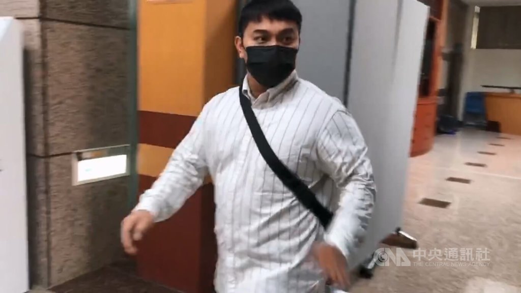 歌手邱軍（圖）酒駕撞死計程車司機李姓男子遭起訴，基隆地方法院27日上午10時開庭，休庭時，記者詢問坦承犯行，是否想請求法官輕判，邱軍說「沒有」。中央社記者王朝鈺攝　115年4月27日