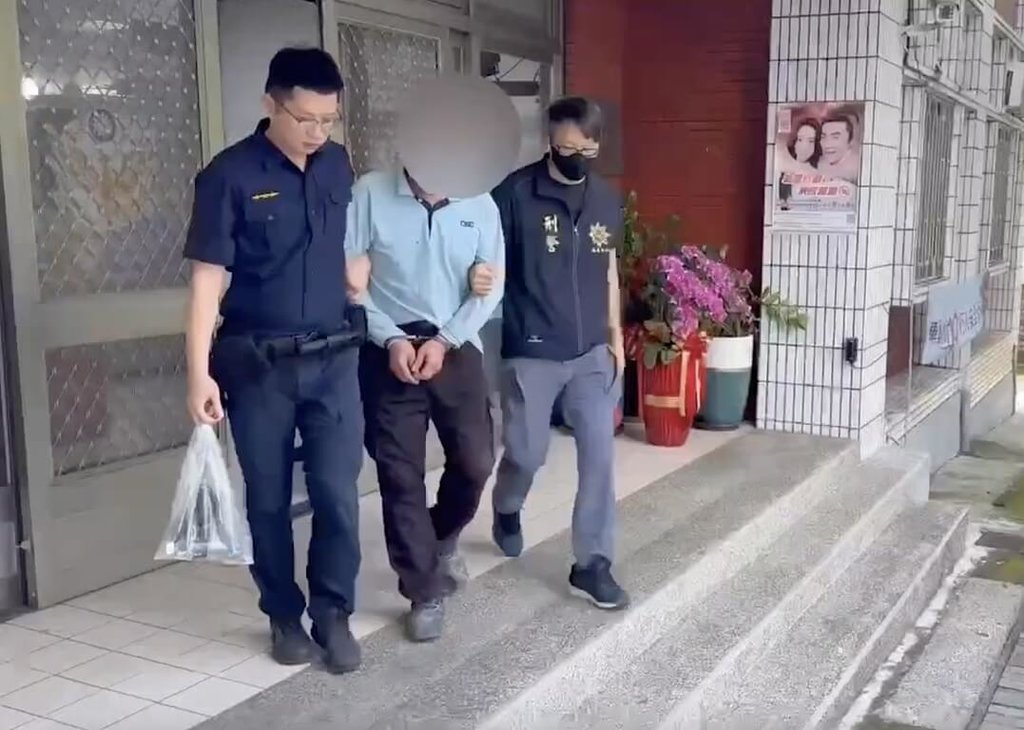 苗栗縣三義鄉鯉魚潭村2隻浪犬遭弓箭射擊造成1死1傷，警方查獲涉案黃姓男子（中），黃姓男子供稱難忍浪犬深夜吠叫，原是為嚇阻驅趕，不知這麼嚴重。（警方提供）中央社記者管瑞平傳真　115年5月8日
