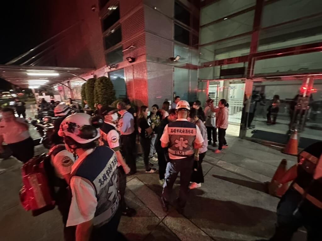 高雄楠梓日月光半導體K7廠7日晚間11時許，因少量顯影劑滲漏飄出異味，12人出現出現頭暈症狀、意識清楚；廠區緊急疏散員工，並將傷者送醫。（高雄消防局提供）中央社記者洪學廣傳真　115年5月8日