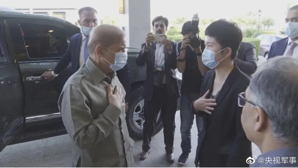 巴基斯坦官方慰問中國方面的人員。 圖 : 翻攝自牛彈琴
