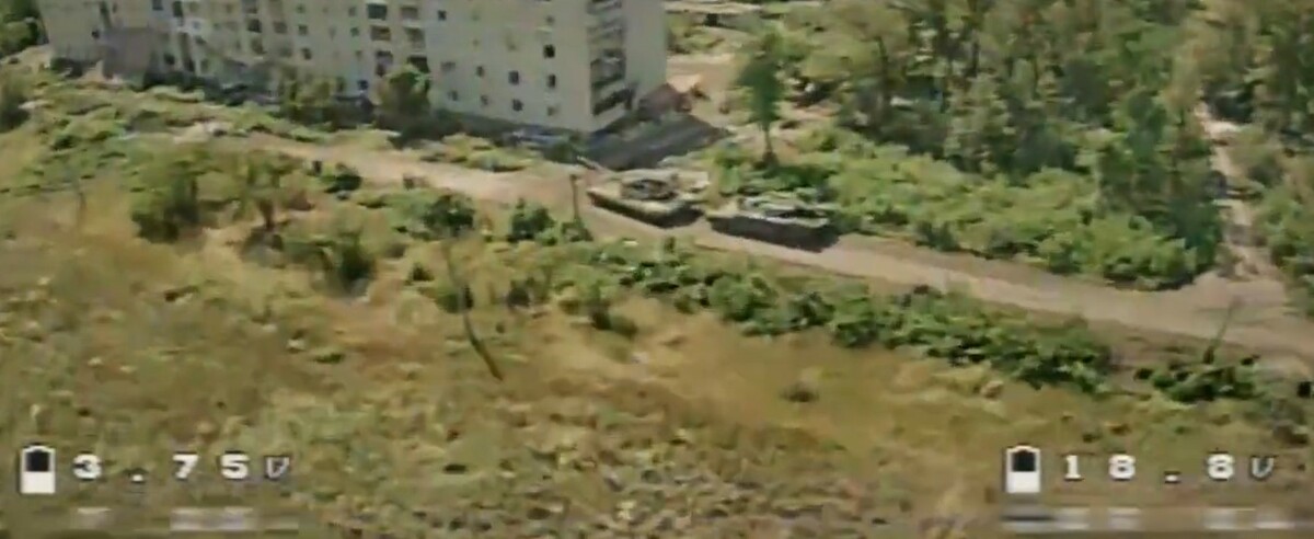 烏軍無人機鎖定俄軍 BMPT 戰車。圖為烏軍無人機視角。 圖：翻攝自 Illia Ponomarenko 推特