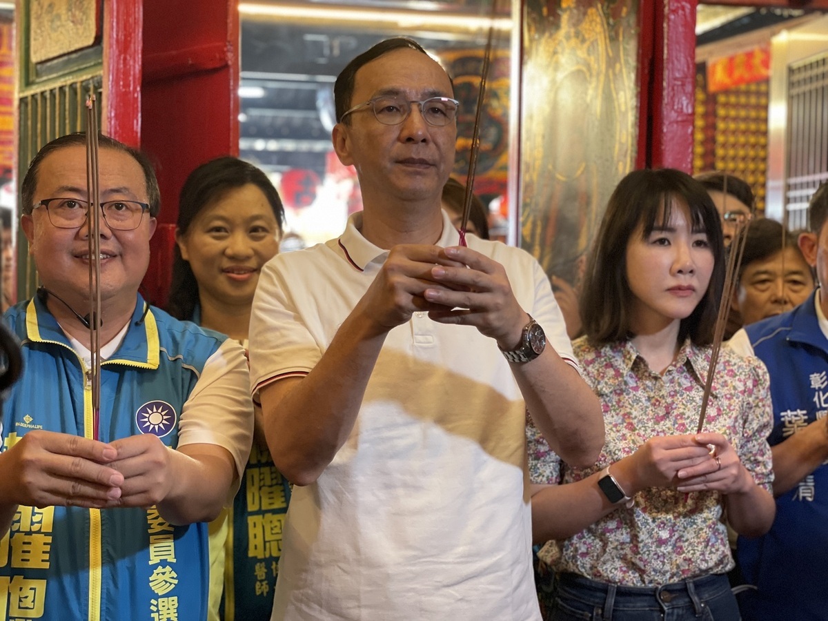 國民黨主席朱立倫赴彰化市古龍山上帝公廟參拜。 圖：國民黨文傳會/提供