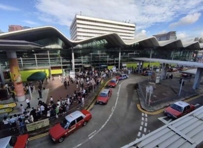 香港長實集團新樓盤親海駅二期，銷售首日即大排長龍。 翻攝自騰訊網